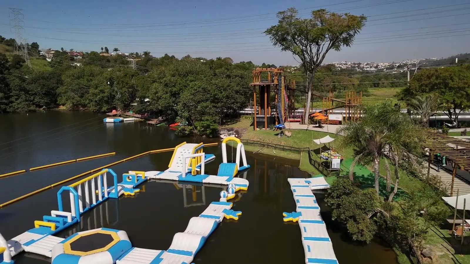 Terra do Fogo Eco Parque: vista do lago, dos espaços ao ar livre e da área de lazer